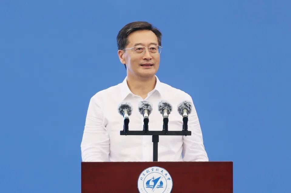 中國(guó)工程院院士、北京航空航天大學(xué)校長(zhǎng)王云鵬在2024級(jí)新生開學(xué)典禮上講話。校方供圖