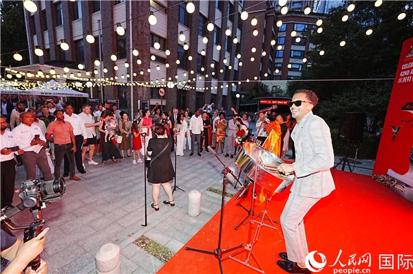 來自特多的藝術(shù)家在慶祝儀式上表演特多鋼鼓。人民網(wǎng)記者 趙益普攝
