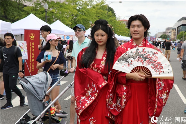 5、當(dāng)?shù)厝A僑華人身穿漢服參加文化節(jié)。 人民網(wǎng)記者 李志偉攝
