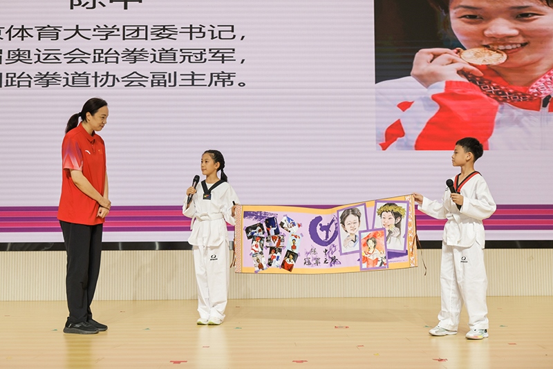 兩位學(xué)生小記者對(duì)話陳中老師。學(xué)校供圖