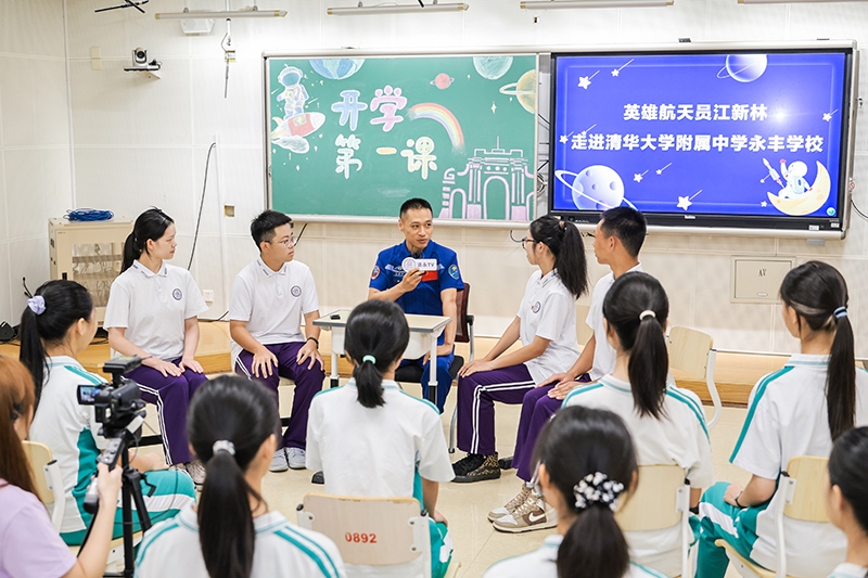 “英雄航天員”江新林給學(xué)生們帶來“開學(xué)第一講”。學(xué)校供圖