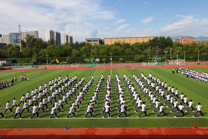 高一學(xué)生在開學(xué)典禮中表演軍體拳。學(xué)校供圖