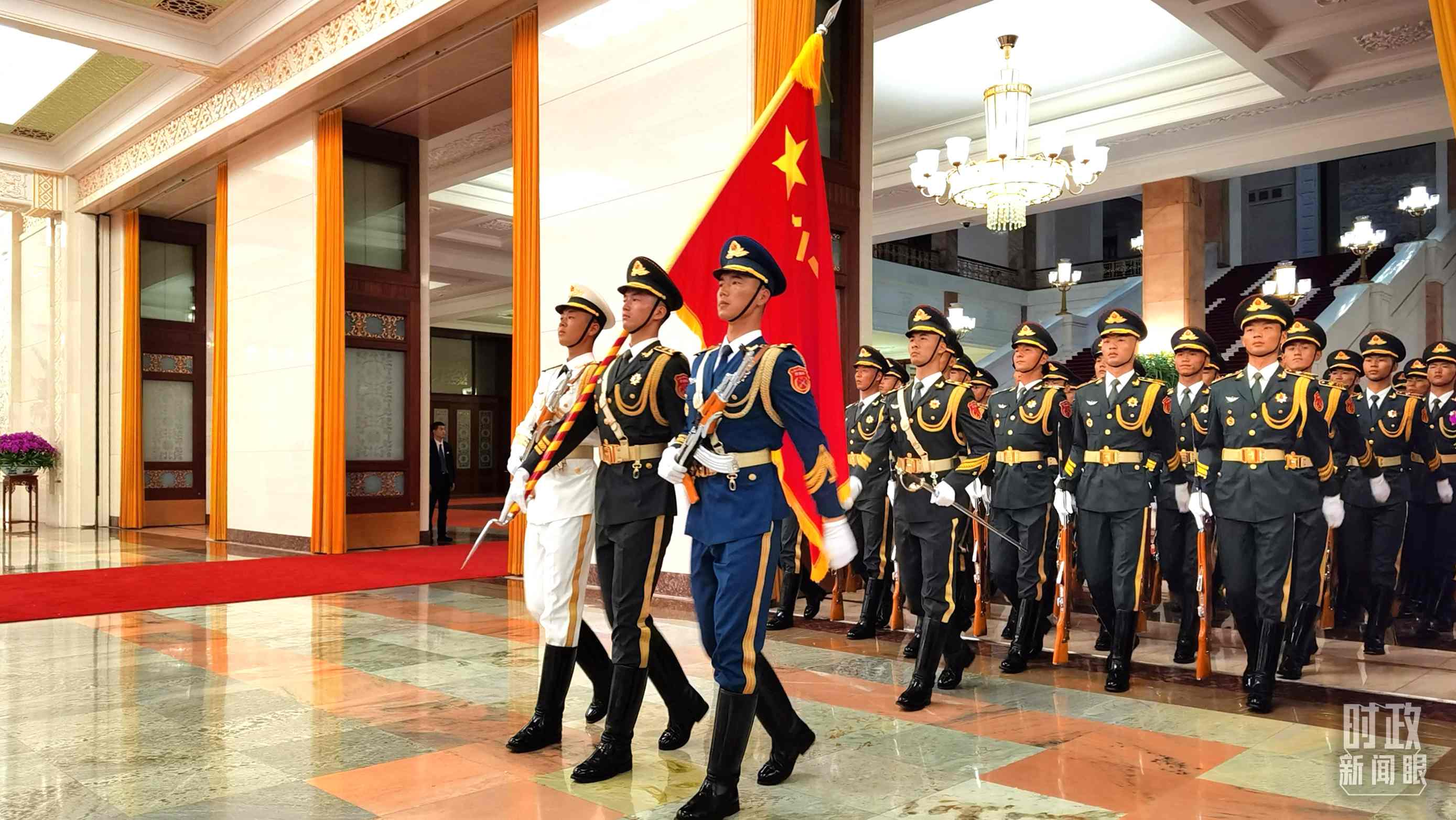 △9月2日，習(xí)主席在人民大會堂北大廳為拉馬福薩總統(tǒng)舉行歡迎儀式。（總臺央視記者郭鴻拍攝）