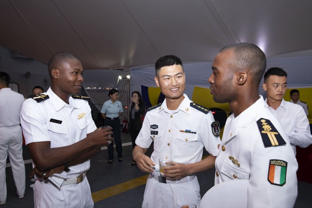 2023年6月25日，中國和科特迪瓦雙方官兵在南寧艦舉辦的甲板招待會上交流。中國海軍第43批護航編隊22日抵達科特迪瓦經濟首都阿比讓，開始對科特迪瓦為期4天的友好訪問。