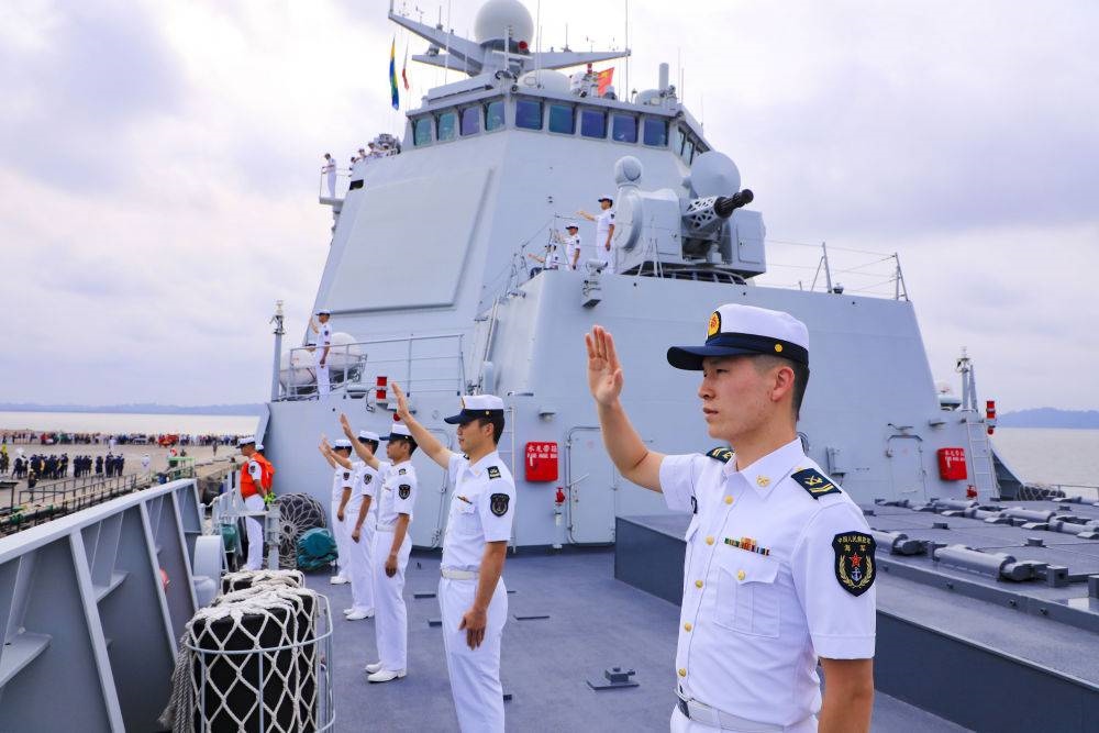 2023年7月8日，中國海軍第43批護航編隊官兵向加蓬利伯維爾奧文多港碼頭的歡迎人群揮手致意。中國海軍第43批護航編隊抵達加蓬利伯維爾，開始對加蓬進行為期4天的友好訪問。