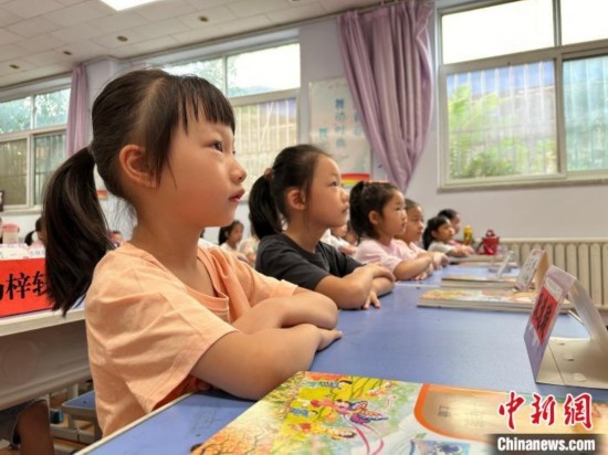 圖為衡水市康復(fù)街小學(xué)，小學(xué)生聽老師講開學(xué)第一課內(nèi)容。徐鵬璐 攝