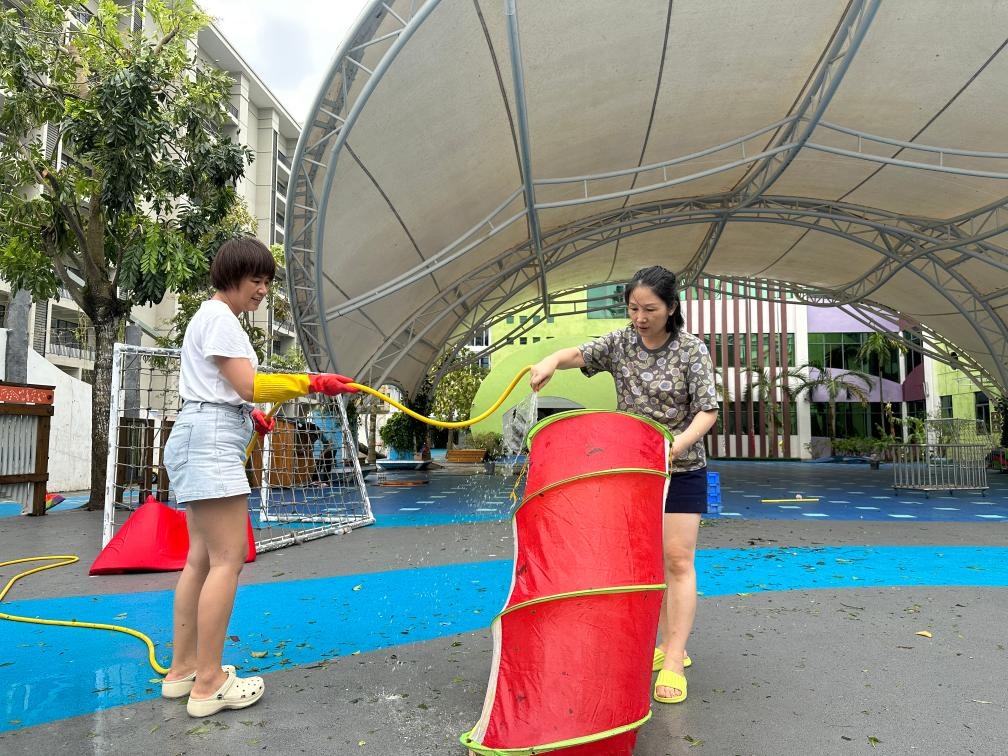 ?？谑薪逃變簣@在臺(tái)風(fēng)過(guò)后進(jìn)行室外環(huán)境清理。新華社記者 陳凱姿 攝