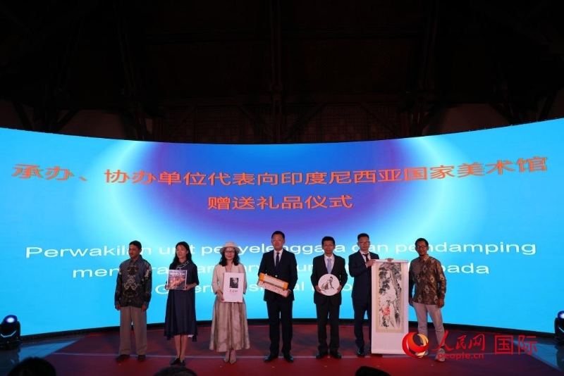 在展覽開幕式現(xiàn)場(chǎng)，本次展覽的承辦、協(xié)辦單位代表向印尼國家美術(shù)館贈(zèng)送禮品。人民網(wǎng)記者 曹師韻攝