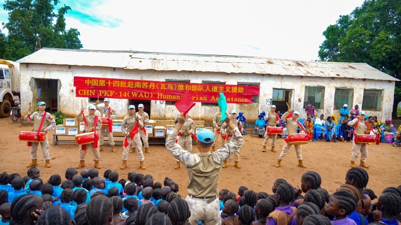 進(jìn)行傳統(tǒng)鑼鼓表演。鄧原淘攝