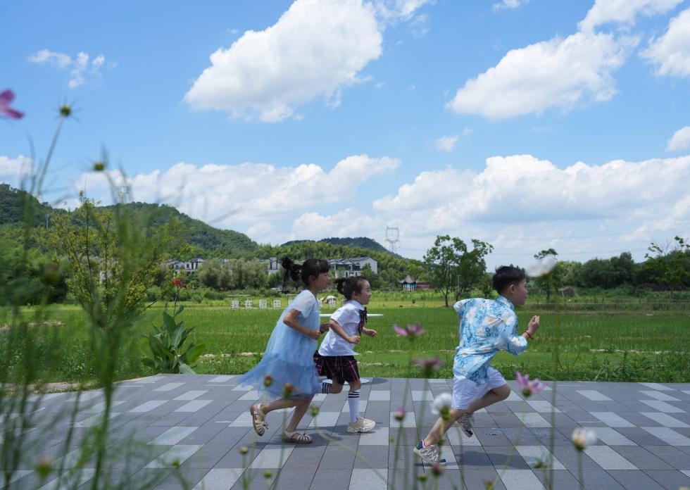 兒童在余姚市梁弄鎮(zhèn)的田野間奔跑（7月3日攝）。新華社記者翁忻旸 攝