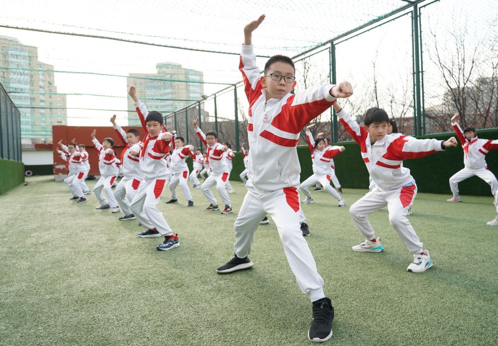 2024年2月21日，在人大附中實(shí)驗(yàn)小學(xué)，學(xué)生們?cè)隗w育課中進(jìn)行武術(shù)練習(xí)。新華社記者 任超 攝
