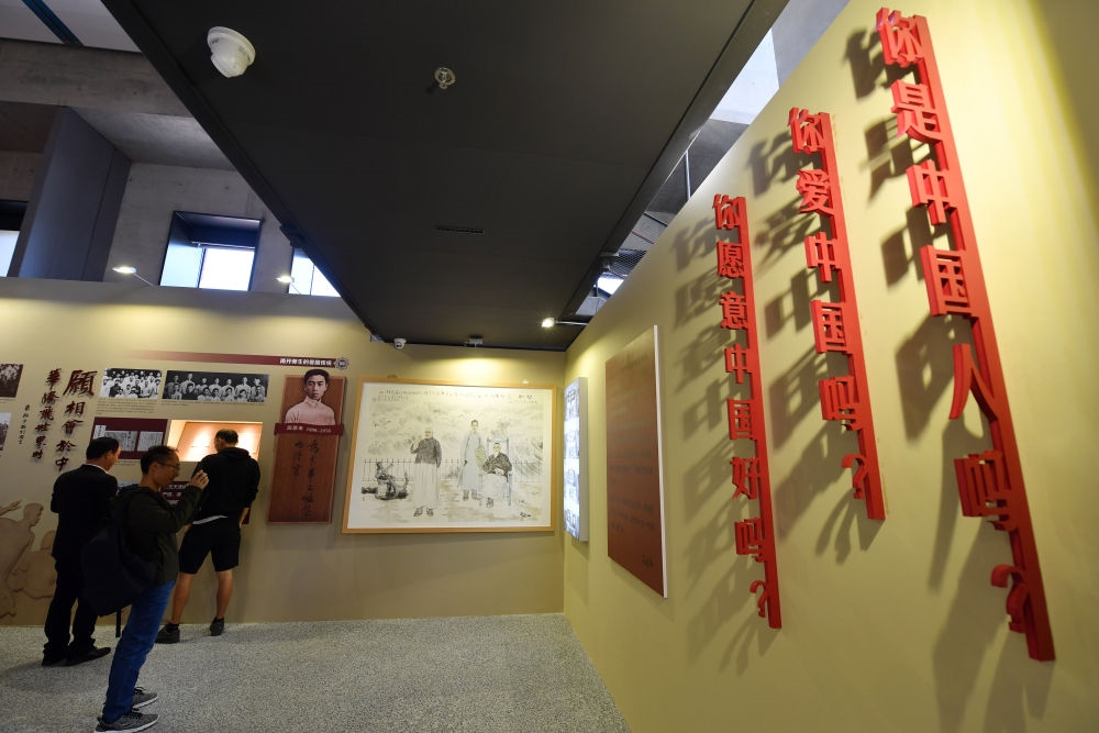 在南開大學(xué)海冰樓內(nèi)，墻上掛著“愛國三問”（2019年10月14日攝）。新華社記者 李然 攝