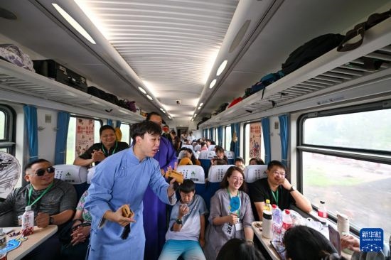 9月7日，相聲演員在S910列車上為旅客表演快板。