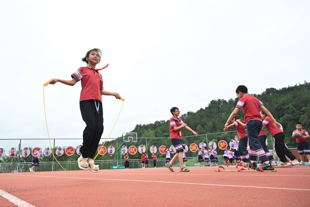 在廣西桂林市龍勝各族自治縣龍勝鎮(zhèn)第二小學(xué)，學(xué)生在大課間跳繩（2024年6月26日攝）。新華社記者 姜克紅 攝