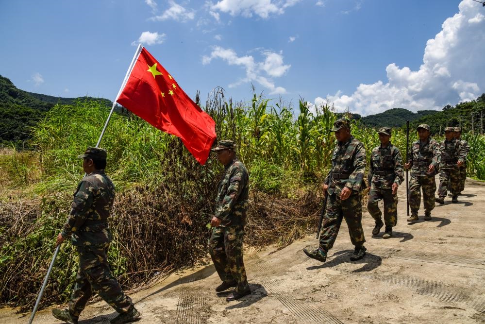 8月16日，老支書尼紅（左二）和班老鄉(xiāng)班搞村巡邊隊一起出發(fā)去巡邊。新華社記者吉哲鵬 攝