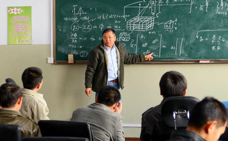 2011年4月，著名地球物理學家黃大年為學生們授課。