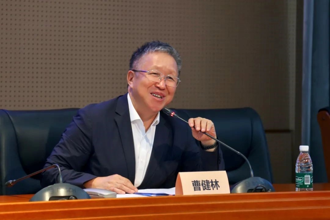 科技部原副部長、十三屆全國政協(xié)教科衛(wèi)體委員會副主任、現(xiàn)任季華實驗室理事長、主任曹健林致辭。主辦方供圖