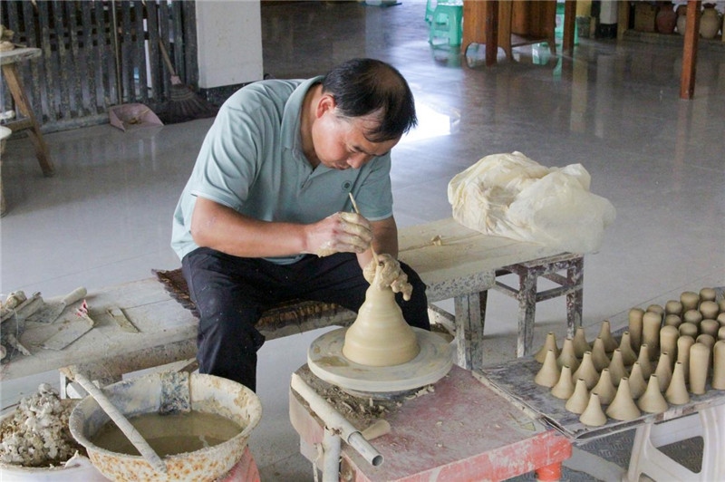 陶器是人類社會由舊石器時代發(fā)展到新石器時代的標志之一，也是人類由野蠻走向文明的標志，承載著人類成長進步的記憶。陶藝一條街上，母氏陶藝館內(nèi)，空氣中彌漫著陶土的芬芳。非遺傳承人母先才展示制陶技術，他神情專注、心無旁騖地打磨手中的陶坯，手中的泥土在旋轉的陶輪上漸漸成型。與土陶相伴近40年的母先才堅守初心，傳承土陶技藝是他作為貴州省級非遺花茂土陶傳承人的“執(zhí)念”與責任。（俄羅斯《俄羅斯報》視覺內(nèi)容部副主編阿爾圖爾·杰魯諾夫攝）