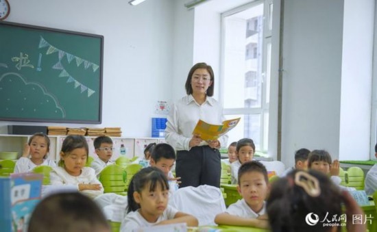 9月9日，黑龍江省哈爾濱市花園小學(xué)，語(yǔ)文老師正在給二年級(jí)小學(xué)生們上課。人民網(wǎng)記者 張哲鑫攝