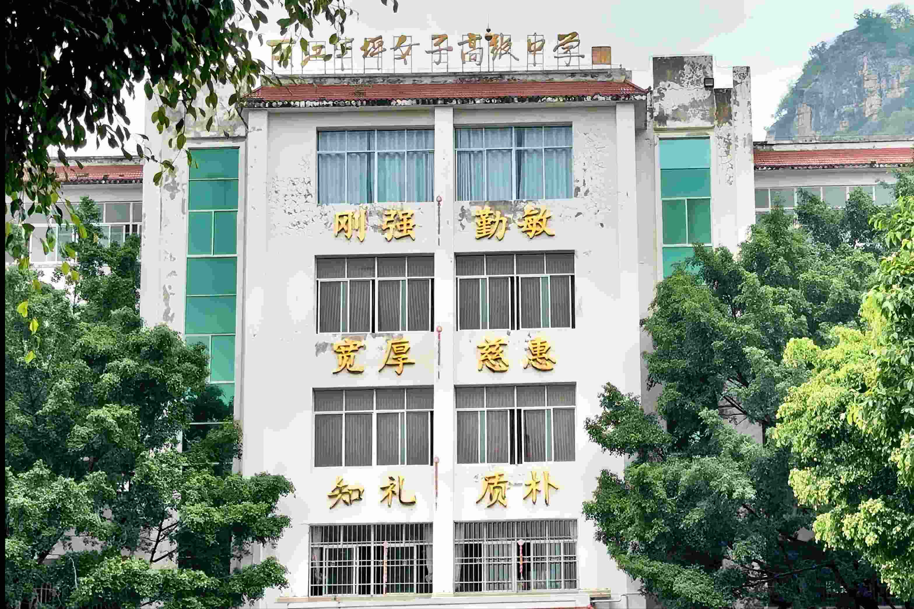 華坪女高教學(xué)樓。人民網(wǎng)記者 劉微攝