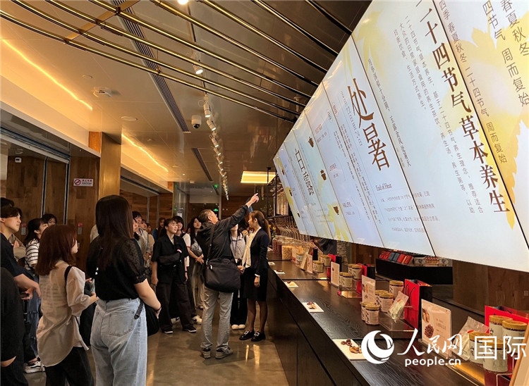 2. 日中友好協(xié)會青年代表團(tuán)一行學(xué)習(xí)24節(jié)氣養(yǎng)生知識。（人民網(wǎng)記者陳思 攝）