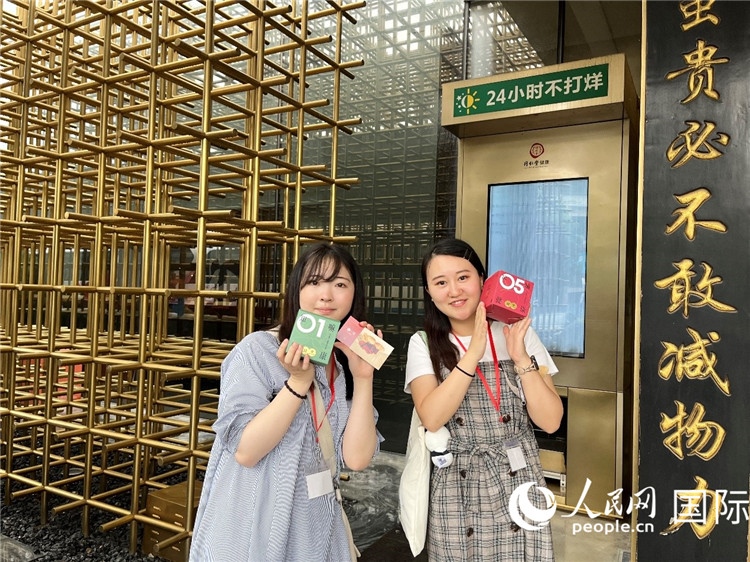 5. 代表團(tuán)團(tuán)員展示通過無人售藥機(jī)購買的盲盒。（人民網(wǎng)記者陳思 攝）