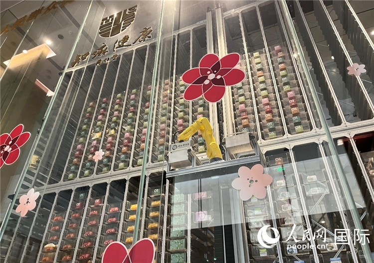 6. 機(jī)械臂正在取貨。（人民網(wǎng)記者陳思 攝）