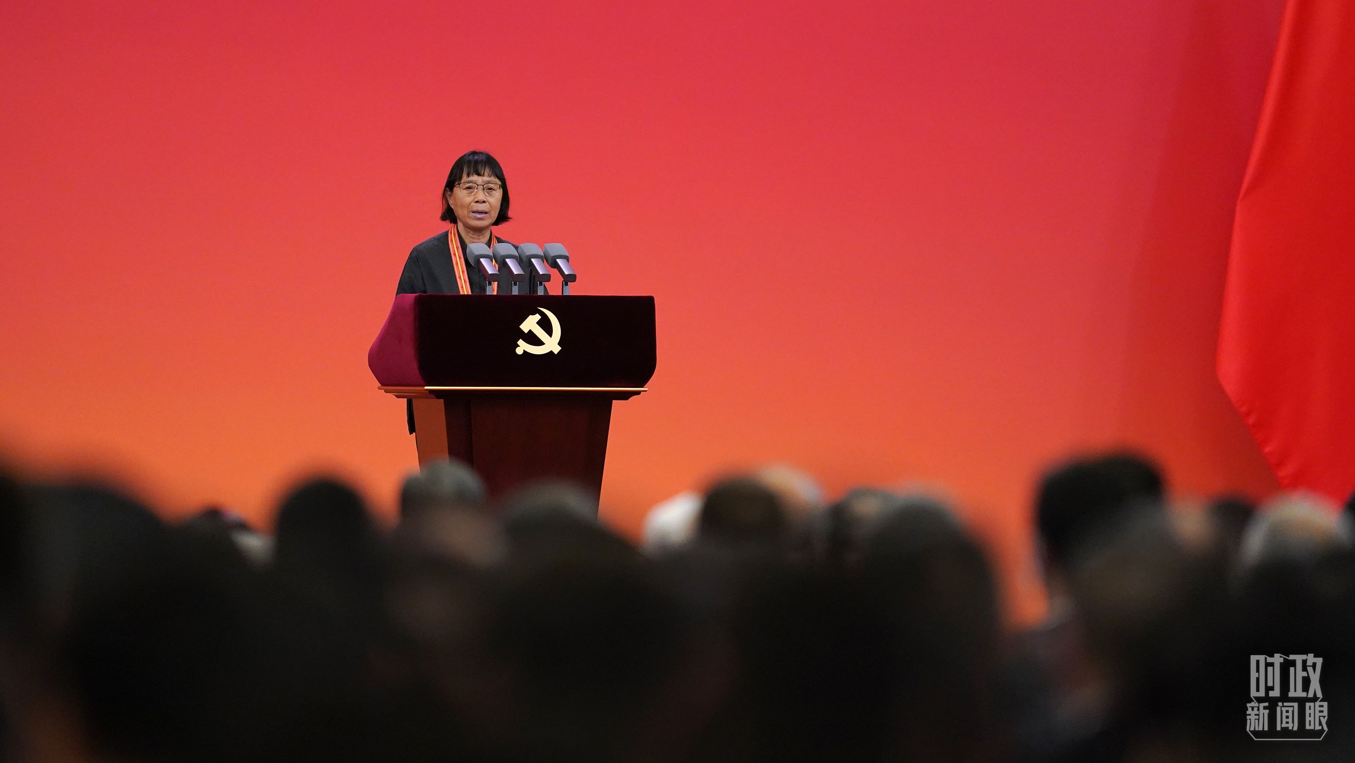  △2021年6月，幫助數(shù)千名貧困山區(qū)女孩圓夢大學(xué)的人民教師張桂梅，代表“七一勛章”獲得者發(fā)言。（總臺國廣記者李晉拍攝）