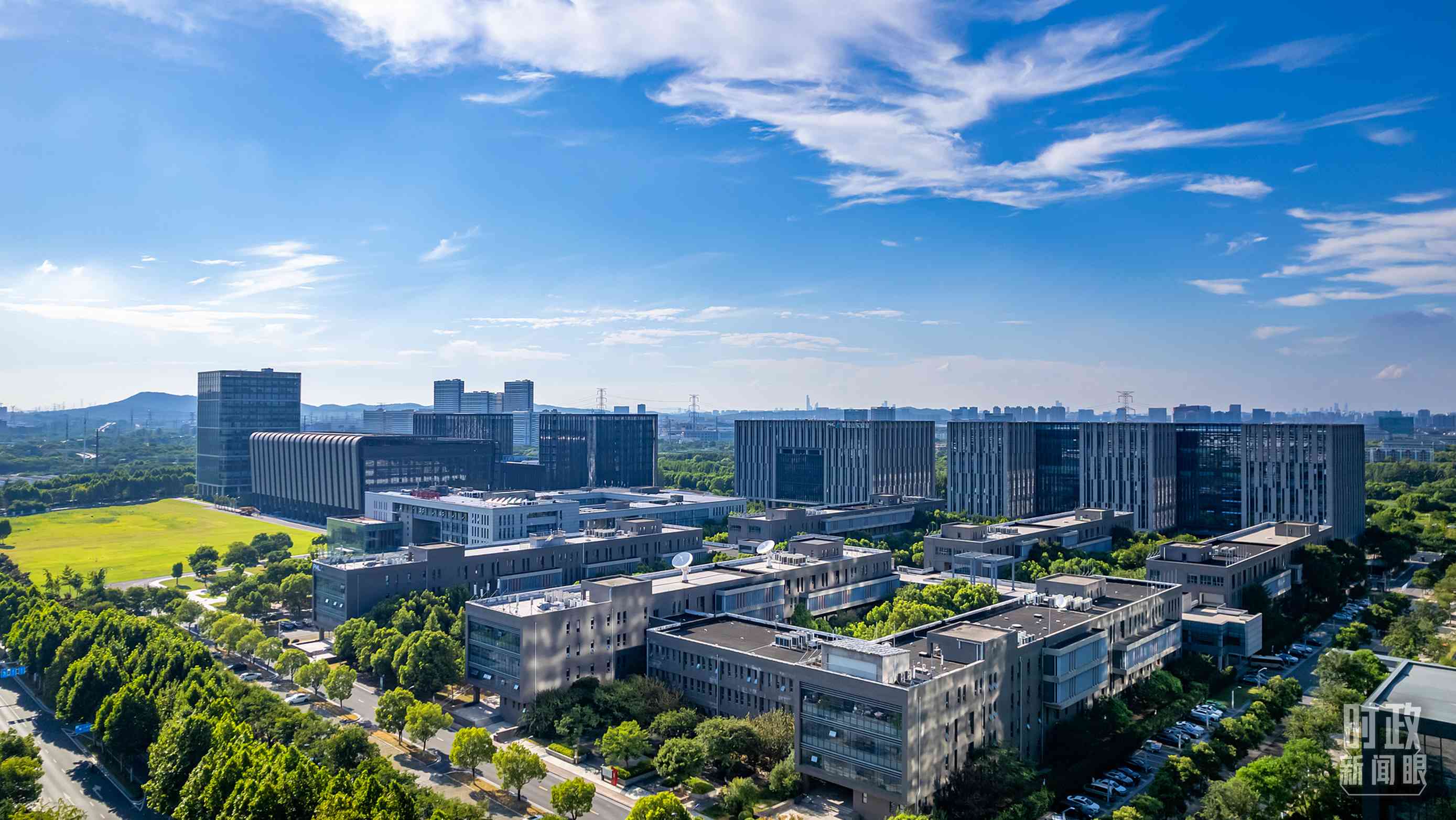  △2023年7月，習(xí)近平調(diào)研南京紫金山實驗室，強(qiáng)調(diào)要為實現(xiàn)高水平科技自立自強(qiáng)立下功勛。（圖/視覺中國）