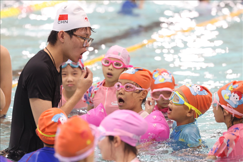 今年8月，杭州青少年活動(dòng)中心與共青團(tuán)杭州市濱江區(qū)委聯(lián)合主辦2024年“小候鳥”體育夏令營(yíng) 杭州青少年活動(dòng)中心供圖
