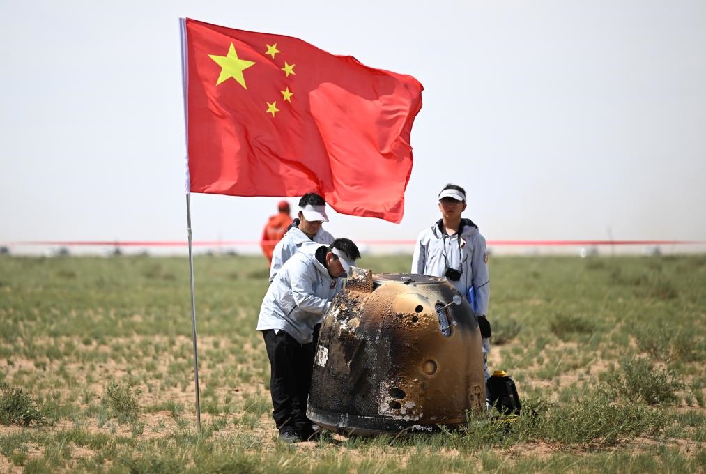 6月25日14時7分，嫦娥六號返回器攜帶來自月背的月球樣品安全著陸在內(nèi)蒙古四子王旗預(yù)定區(qū)域，探月工程嫦娥六號任務(wù)取得圓滿成功。新華社記者 貝赫 攝