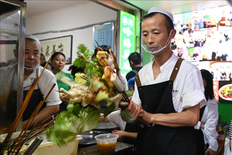 店員準備制作天水麻辣燙。新華社記者 范培珅 攝