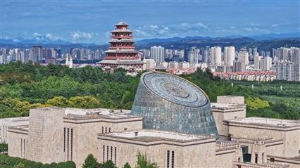 △寶雞青銅器博物院建筑外形運(yùn)用高臺(tái)門闕、青銅厚土的建筑語(yǔ)言，氣勢(shì)恢宏，厚重威嚴(yán)。（總臺(tái)央視記者范凱拍攝）