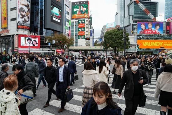 2023年11月15日，人們走過日本東京澀谷車站前的十字路口。新華社記者張笑宇攝