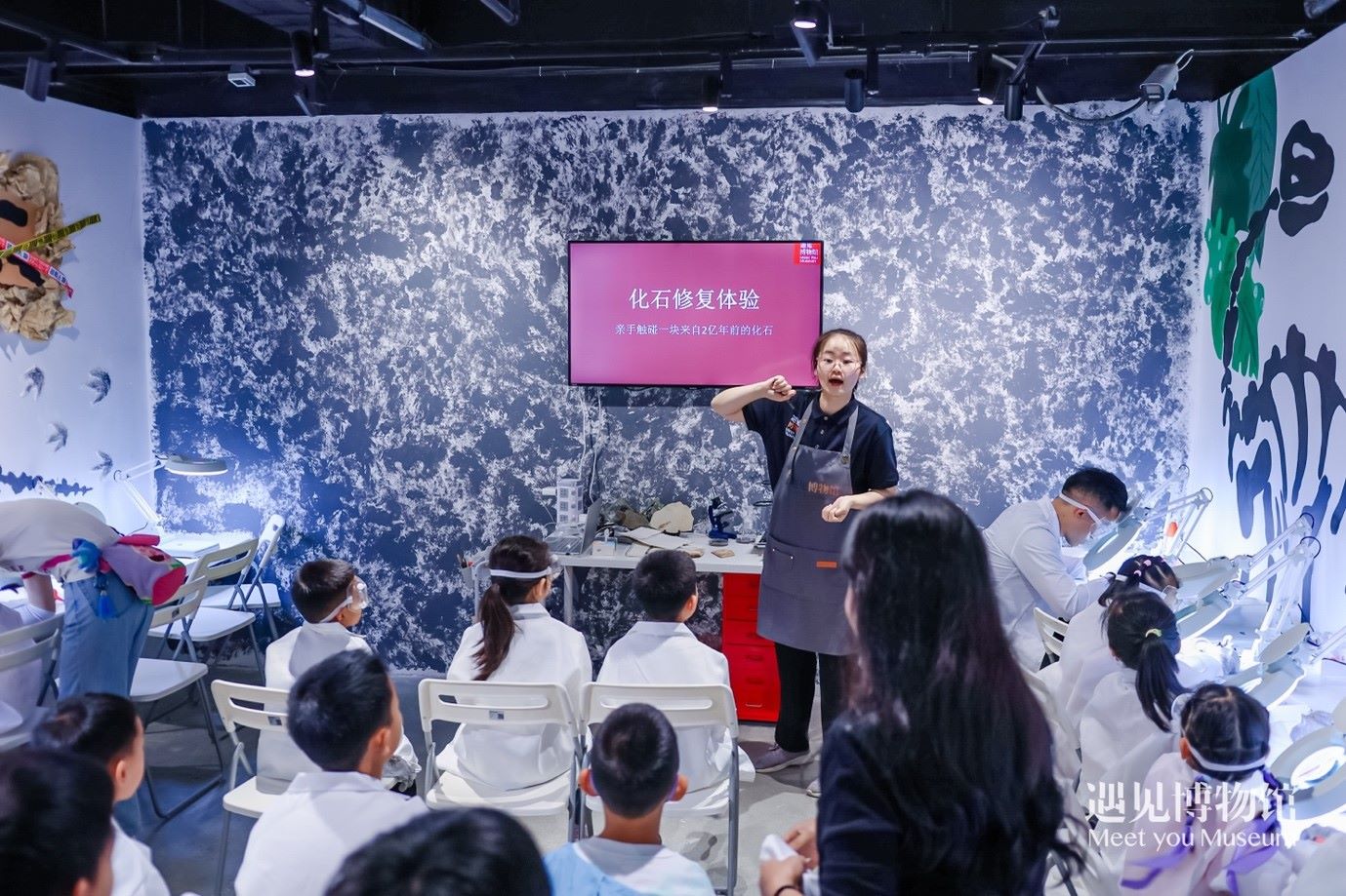 3. 小朋友們在“2億年的地球記憶——恐龍化石特展”體驗(yàn)當(dāng)“小小科學(xué)家”。遇見博物館供圖