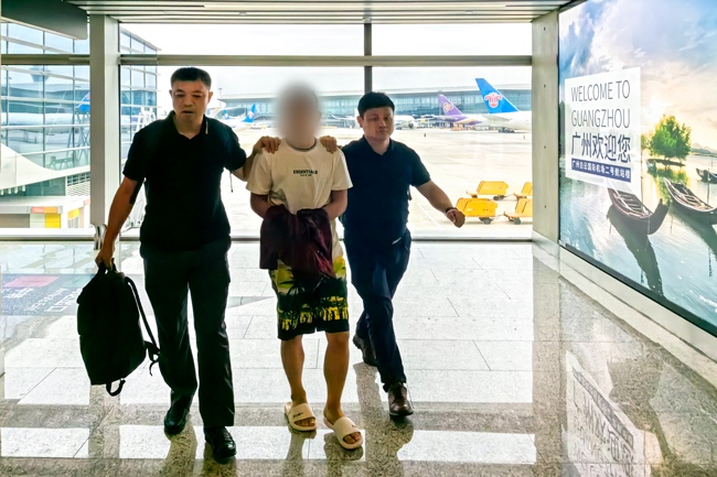 一名潛逃柬埔寨的犯罪嫌疑人被押解回國。公安部供圖