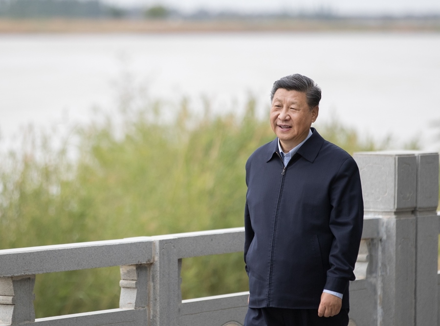 2020年6月8日，中共中央總書記、國家主席、中央軍委主席習(xí)近平在寧夏黃河吳忠市城區(qū)段了解加強(qiáng)黃河流域生態(tài)保護(hù)情況。新華社記者 王曄 攝