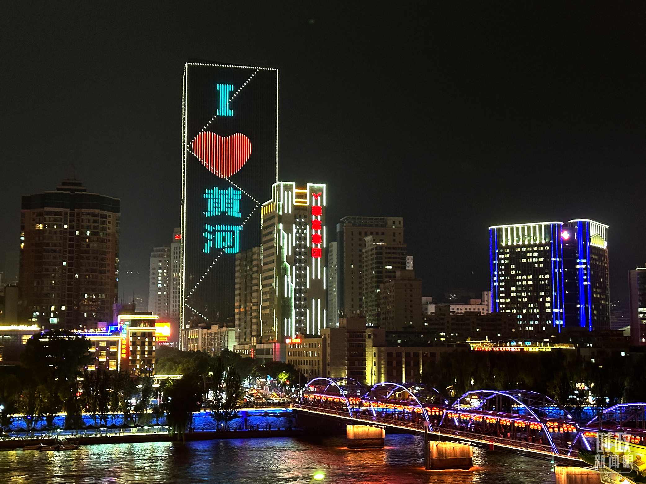 △黃河蘭州中山橋段夜景。（總臺(tái)央視記者趙化拍攝）