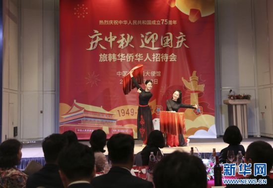 9月12日，藝術(shù)團(tuán)演員在招待會上表演舞蹈《萬疆》。記者姚琪琳 攝