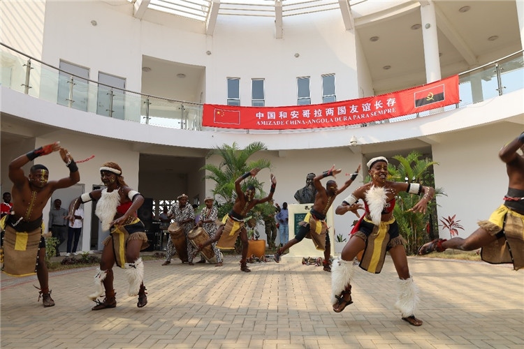 安哥拉民族舞。內(nèi)圖大學孔子學院供圖