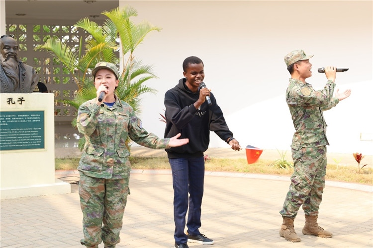 孔院學生與中國海軍官兵合唱《天地龍鱗》。內(nèi)圖大學孔子學院供圖