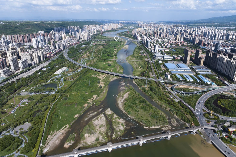 2024年5月9日在陜西省寶雞市拍攝的黃河最大支流渭河沿岸景色（無人機(jī)照片）。