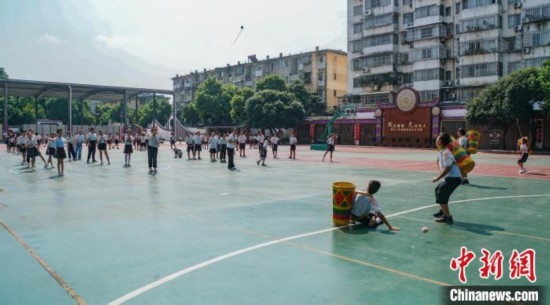 翠竹小學(xué)的學(xué)生在進(jìn)行拋繡球運(yùn)動。歐惠蘭 攝