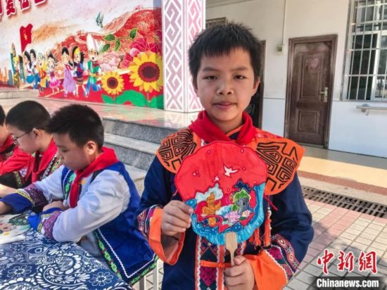 翠竹小學(xué)學(xué)生展示自己繪制的團(tuán)扇作品。蔣豐慧 攝
