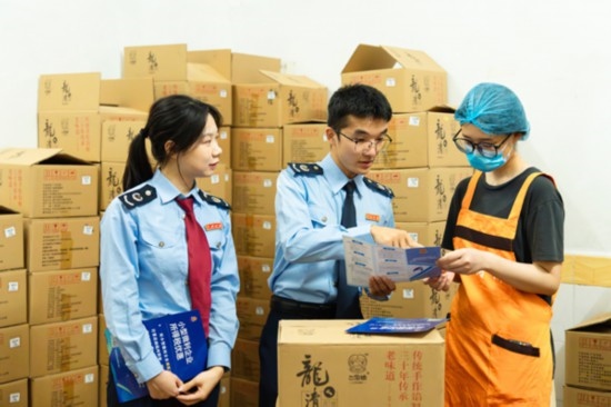 國家稅務(wù)總局平樂縣稅務(wù)局青年服務(wù)隊深入本土月餅生產(chǎn)銷售企業(yè)，精準(zhǔn)推送適用稅惠政策，為香甜的月餅增添“稅滋味”。任斯林?jǐn)z