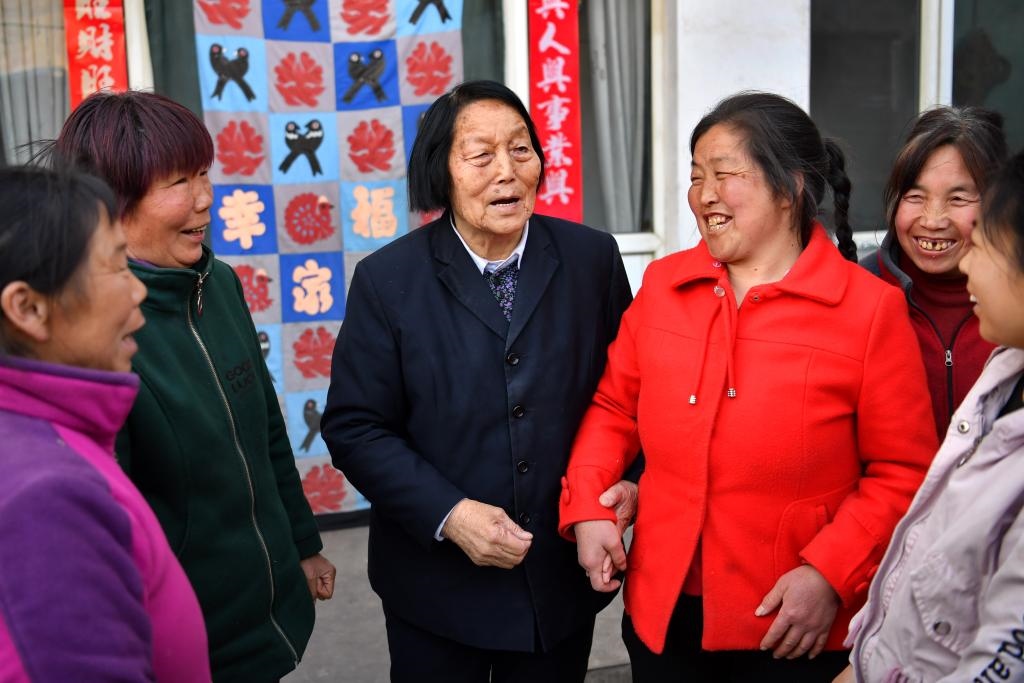 2019年3月23日，申紀(jì)蘭（左三）在山西省平順縣西溝村與村民分享全國(guó)兩會(huì)精神。新華社記者 曹陽(yáng) 攝