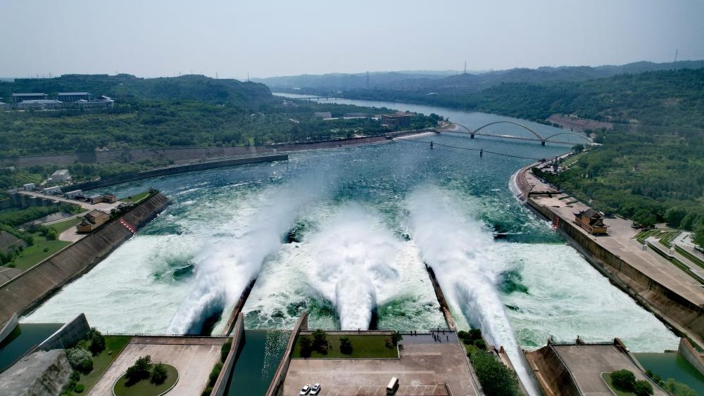 2023年6月21日，調(diào)水調(diào)沙清水下泄階段的小浪底水庫下泄基本為清水（無人機(jī)照片）。黃河調(diào)水調(diào)沙已實(shí)施22年，通過調(diào)水調(diào)沙，黃河下游河道主河槽得到全線沖刷，河床有明顯下降，行洪和過沙能力普遍提高。