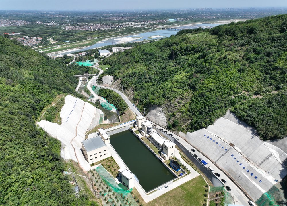 2023年7月16日，國家重大水利工程引漢濟(jì)渭工程成功實(shí)現(xiàn)先期通水，這是在陜西西安拍攝的黃池溝配水樞紐（無人機(jī)照片）。引漢濟(jì)渭工程全部建成投用后，可增加渭河入黃河水量年均6億至7億立方米。