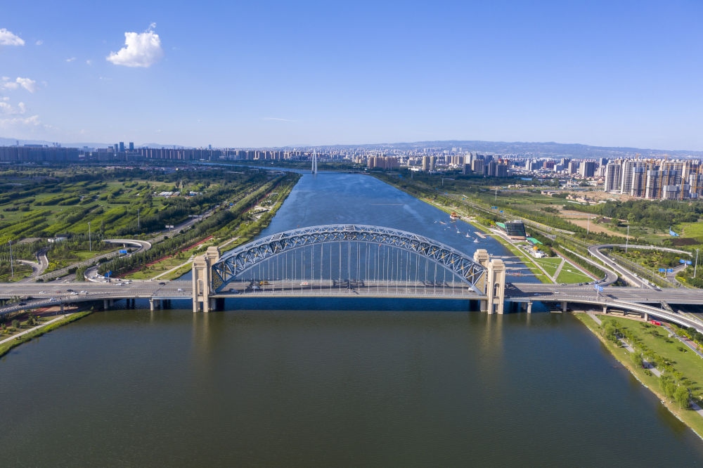 2024年6月7日在山西拍攝的汾河太原段晉陽橋（無人機(jī)照片）。汾河是黃河第二大支流。近年來，當(dāng)?shù)赝ㄟ^源頭截污、雨污分流、生物治藻等措施推進(jìn)“一泓清水入黃河”工程。今年1月至6月，太原市境內(nèi)6個(gè)地表水國考斷面優(yōu)良水體比例達(dá)到100%。