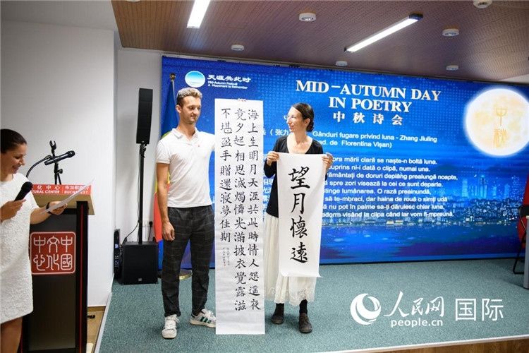 現(xiàn)場(chǎng)的羅馬尼亞書法愛好者書寫并展示作品。傅永山攝